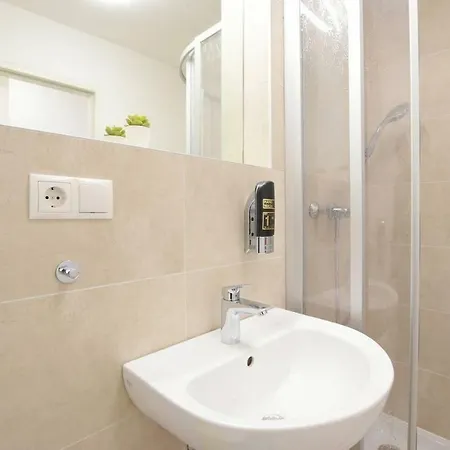Charmantes Mini-apartment Mit Guter Anbindung 아파트 *